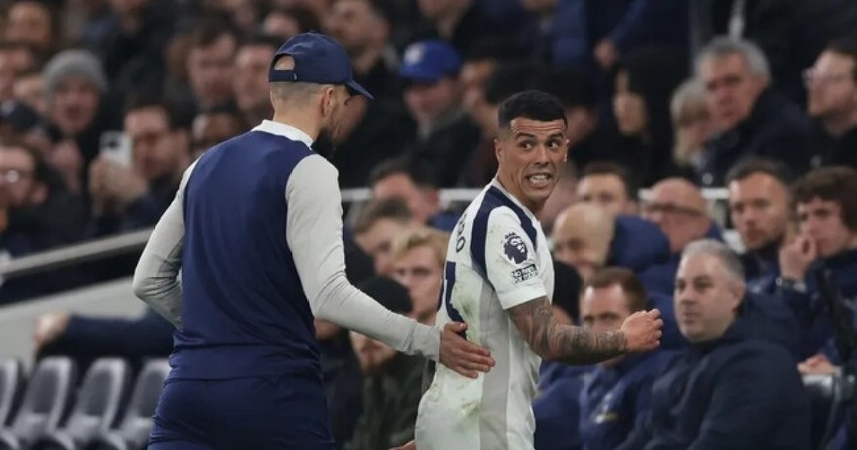 이러니 토트넘 5연패하지...주장 완장 차고 '물병 투척' 꼴불견 난동, 레전드도 "이성 잃었다" 비판