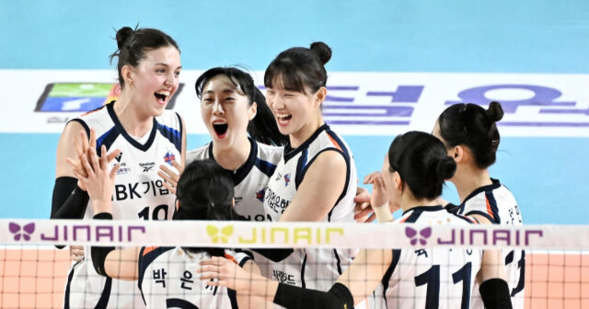 '4위 탈환' IBK 봄배구 희망의 불씨 계속...국내 5호 '수비 10,000개 성공' 황민경 선발 카드 통했다, 정관장에 셧아웃 승리 [MD대전]