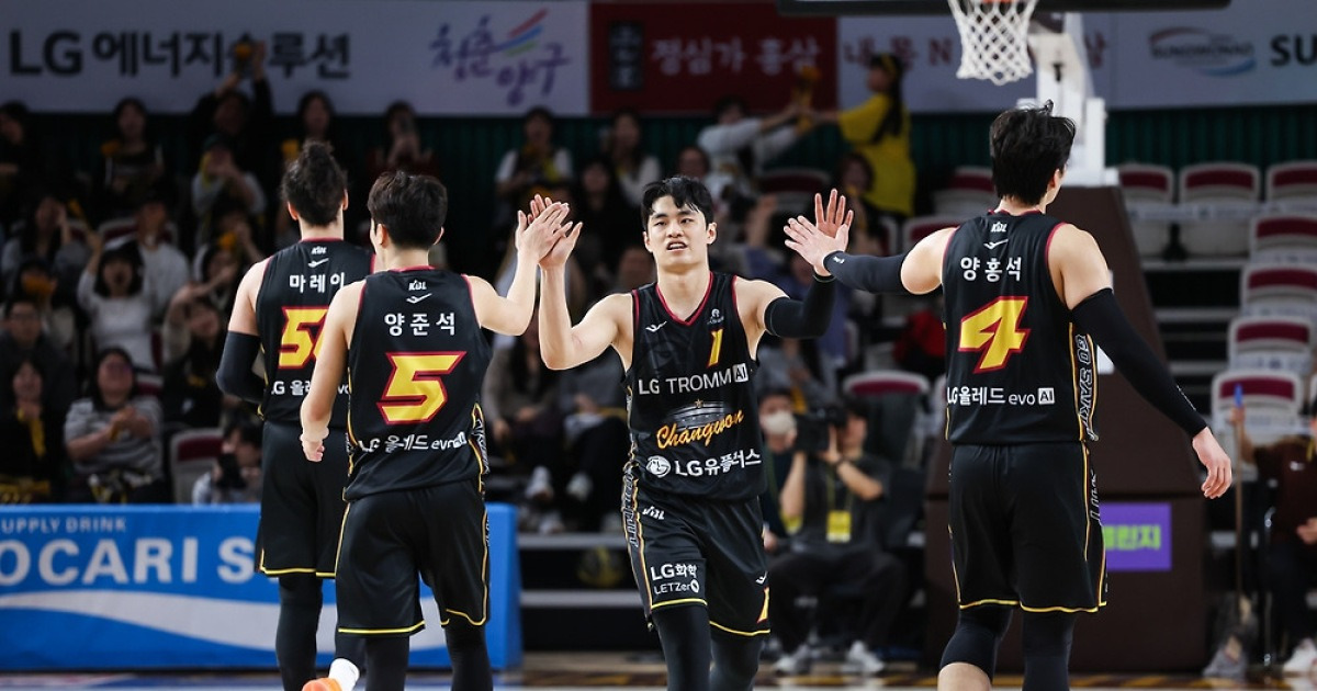 프로농구 선두 LG, 현대모비스에 8연승 행진…유기상 19점