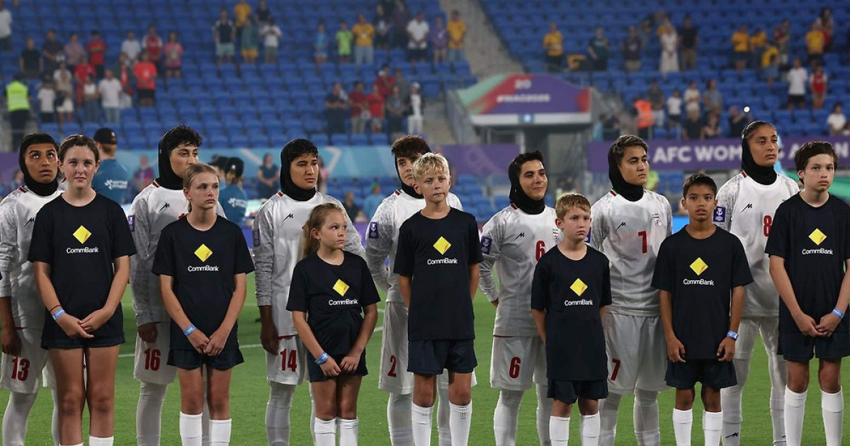 이란 女축구 대표팀, 국가 제창 거부 후 거수경례... '전시 반역자' 논란