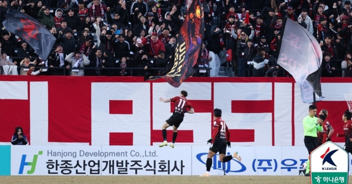 ‘통한의 추가시간 실점’ 다잡았던 ‘대어’ 놓쳤다…역사적인 1부 홈 개막전 ‘매진’ 부천, 대전과 1-1 무승부[현장리뷰]