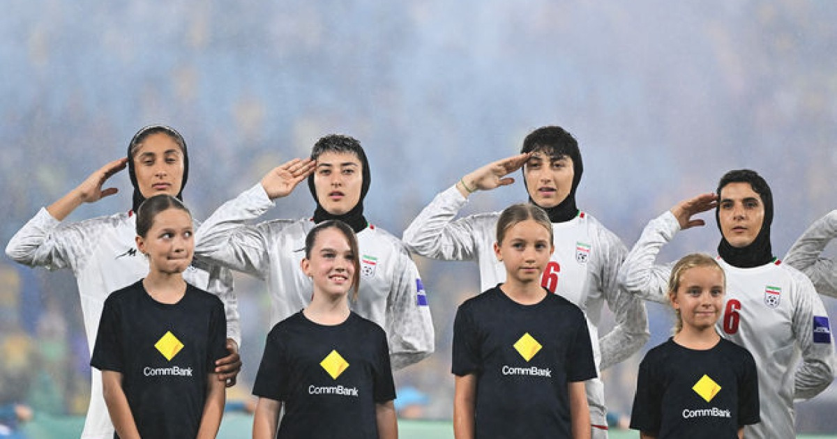 이란 여자 축구 대표팀, 국가 연주 때 거수 경례 논란