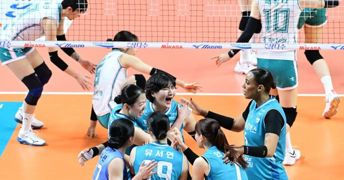 '봄 배구 놓칠 수 없어!' GS칼텍스, 천적 도로공사 꺾고 다시 4위로