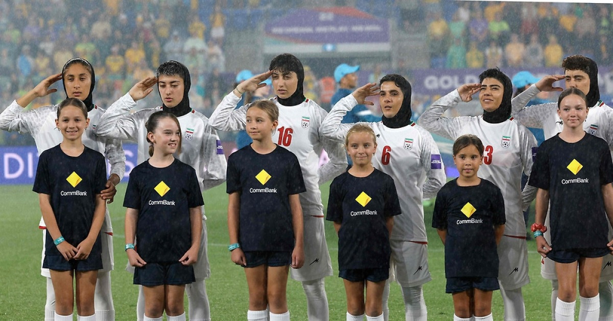 이란 여자 축구대표팀, 국가 연주 때 침묵한 이유는?
