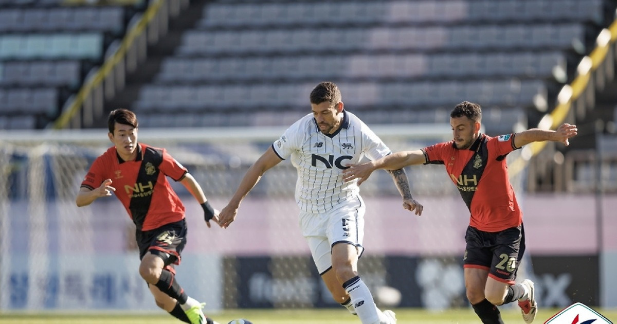 경남 FC, 오스마르와의 협상 성공... 한 시즌 더 선수로 남아 승격 도전