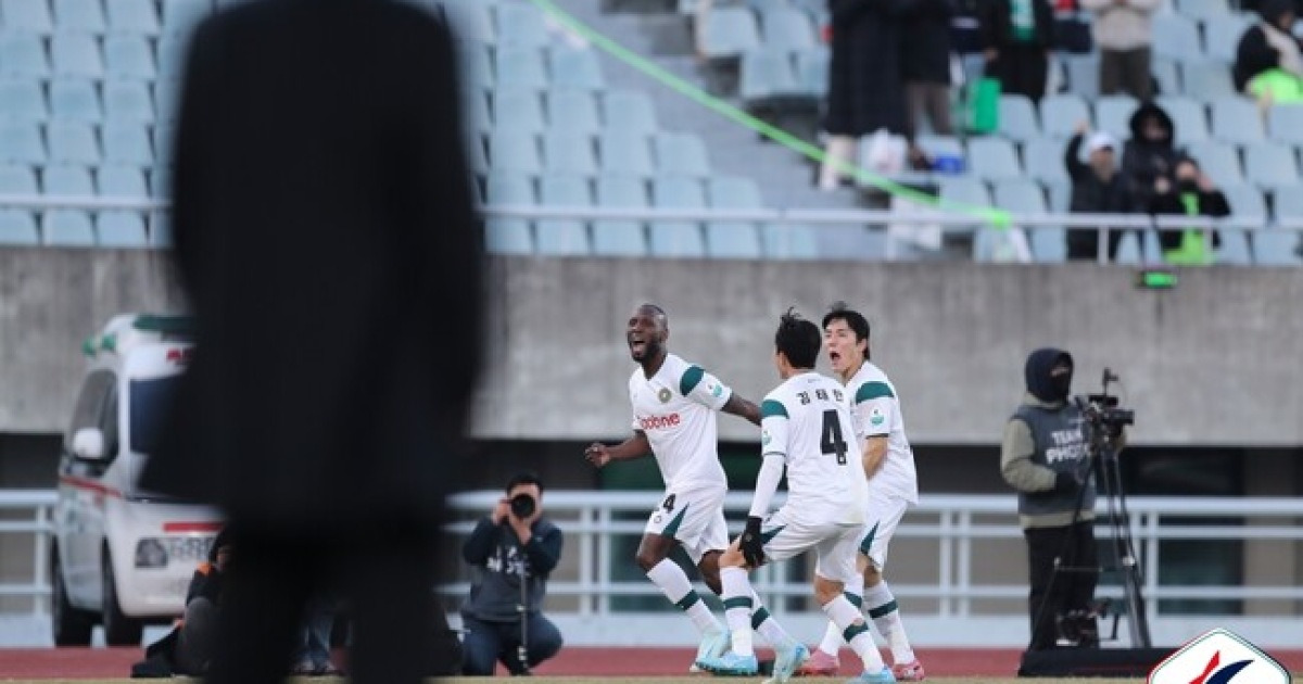 [k2.review] '루이스 허 찌른 결승골' 첫 경기 쉰 김포, 천안에 1-0 승리...개막 후 첫 승!