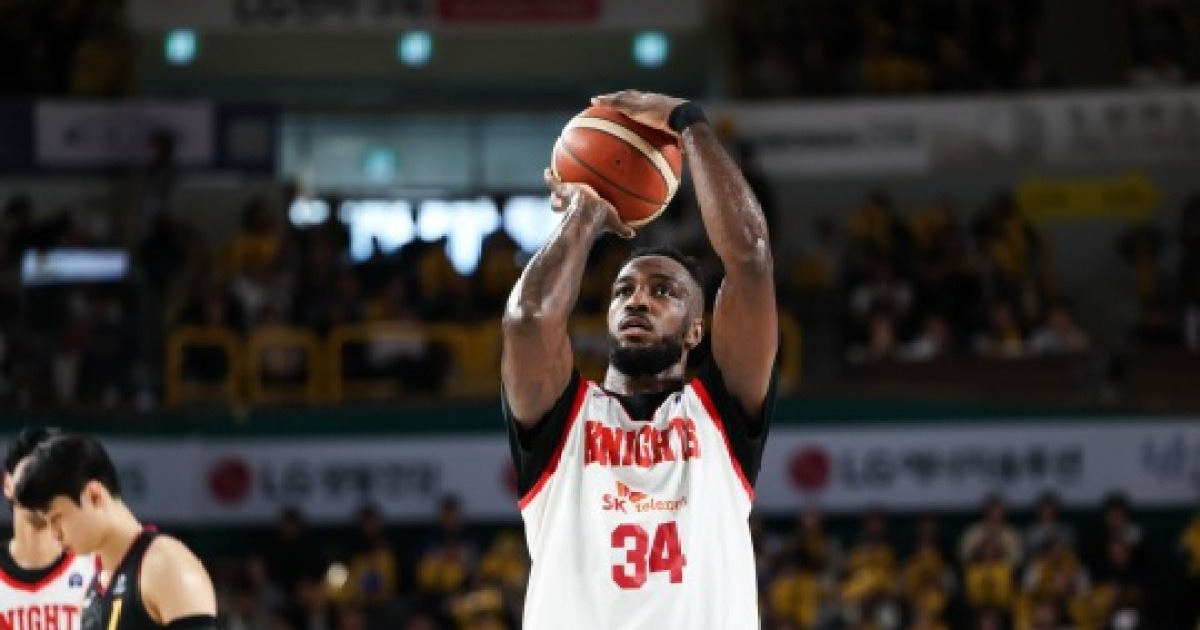 '워니 역전 골밑 슛' SK, 선두 LG 1점 차 극적 제압...2위 정관장 0.5경기 차 추격