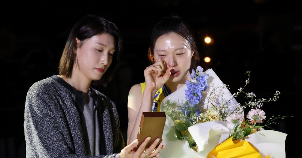 '은퇴' 양효진, 김연경 품에서 눈물…"이제 나랑 놀자" 응원