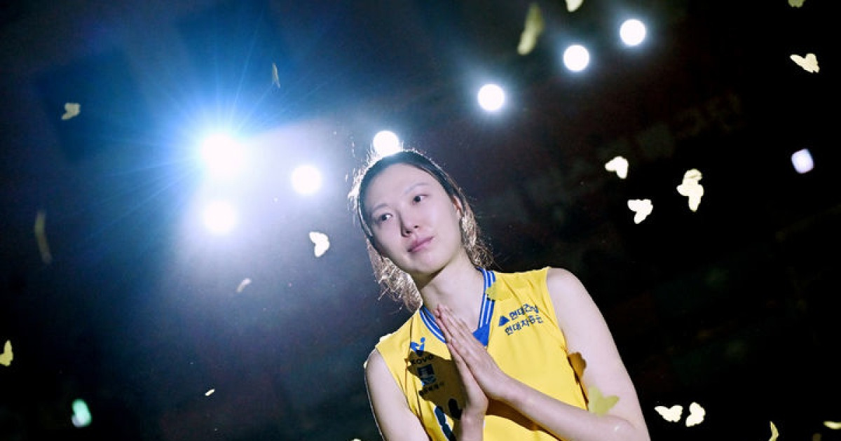 박수칠 때 떠나는 여자배구 '블로퀸' 양효진…눈물의 은퇴식(종합)