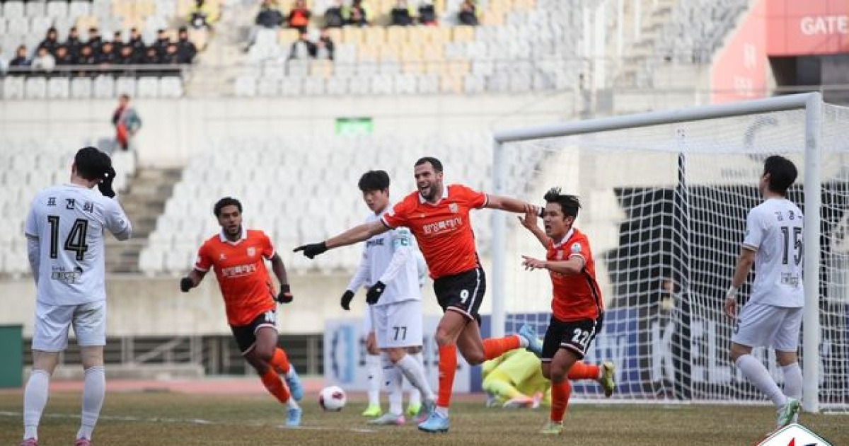 화성FC, 페트로프의 맹활약으로 김해FC 2008에 2-0 완승