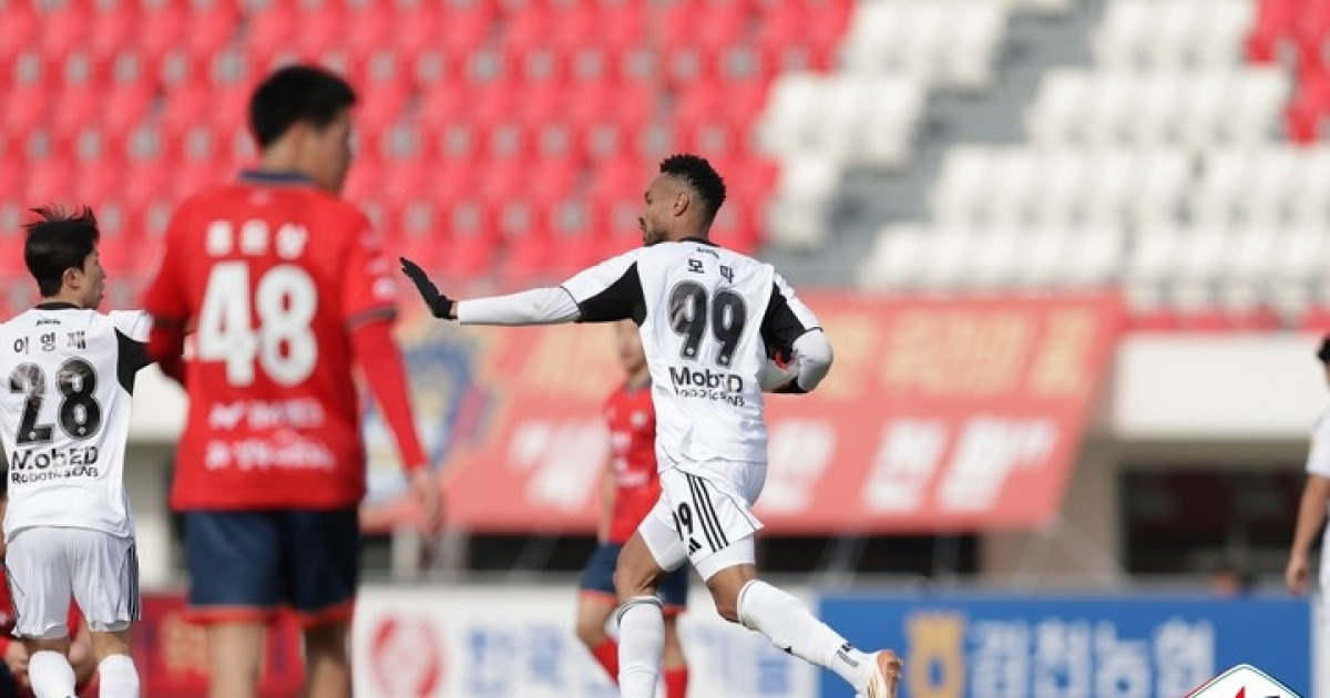 '디펜딩 챔피언' 2G 무승 굴욕…전북, '92분 모따 극장 동점골'로 김천 원정서 간신히 1-1 무