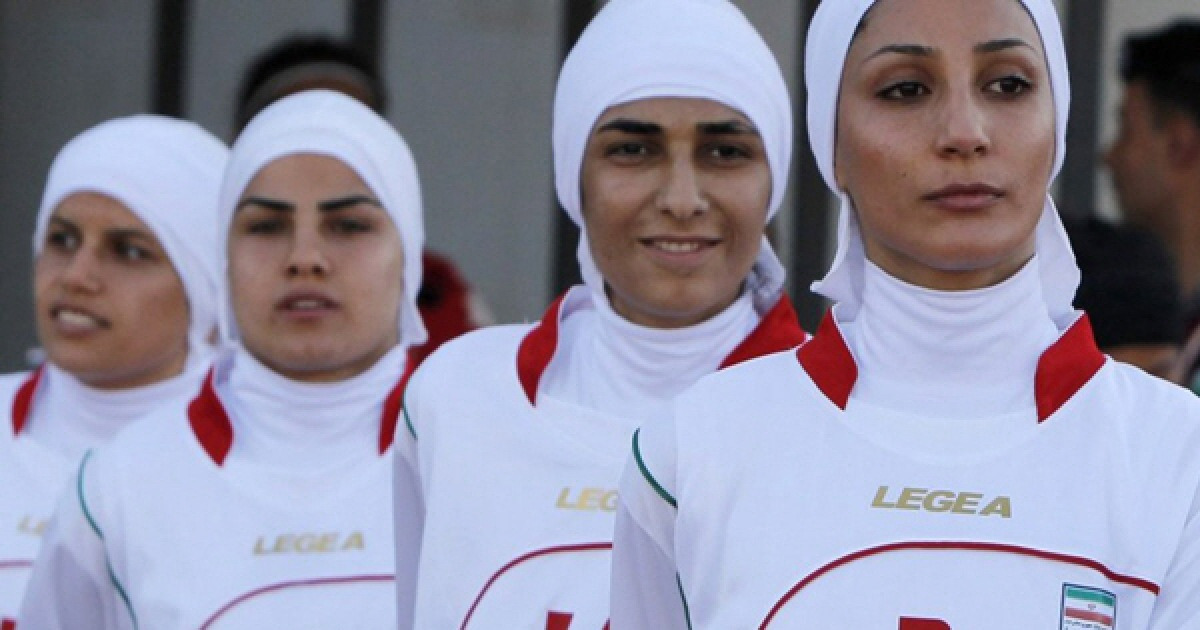 "국가 제창 거부한 이란 선수들, 이란 돌아가면 반역죄로 사형" 귀국해도 문제, 망명하면 가족 안전 위협 '딜레마'