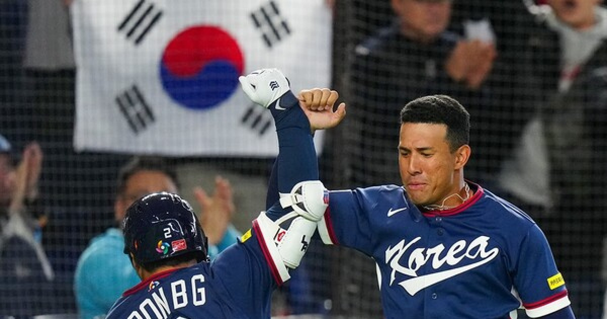 한국, 17년 만에 WBC 8강 진출...문보경의 맹활약
