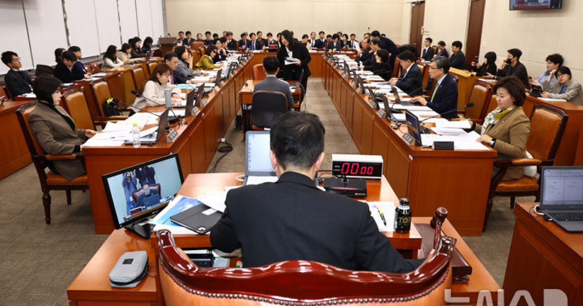 COVID-19 Vaccine Contamination: Political Clash Erupts in National Assembly Hearing  OR (shorter) COVID-19 Vaccine Issues Spark Heated Debate in Parliament