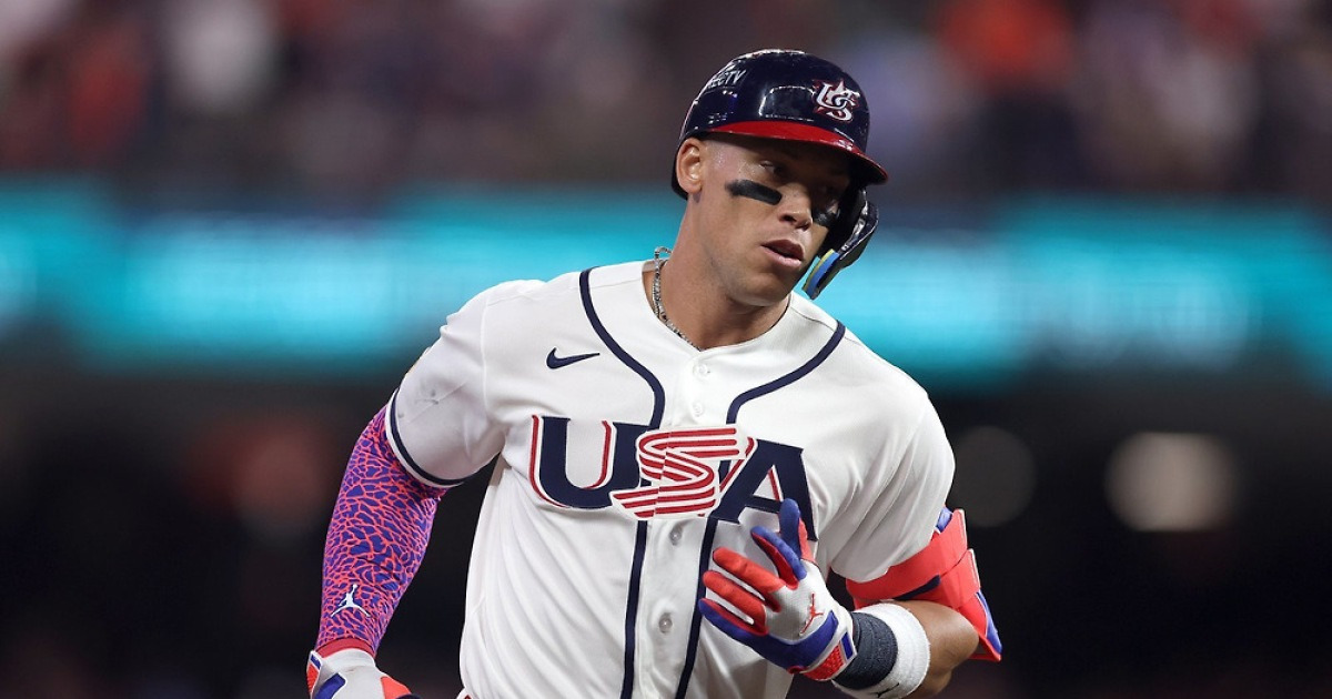 WBC 경기에서 타격하는 애런 저지