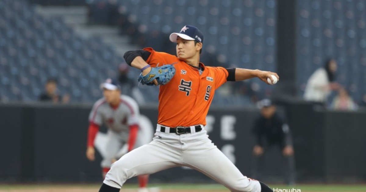 강건우, 2이닝 5안타 2실점...투구 내용은 호평