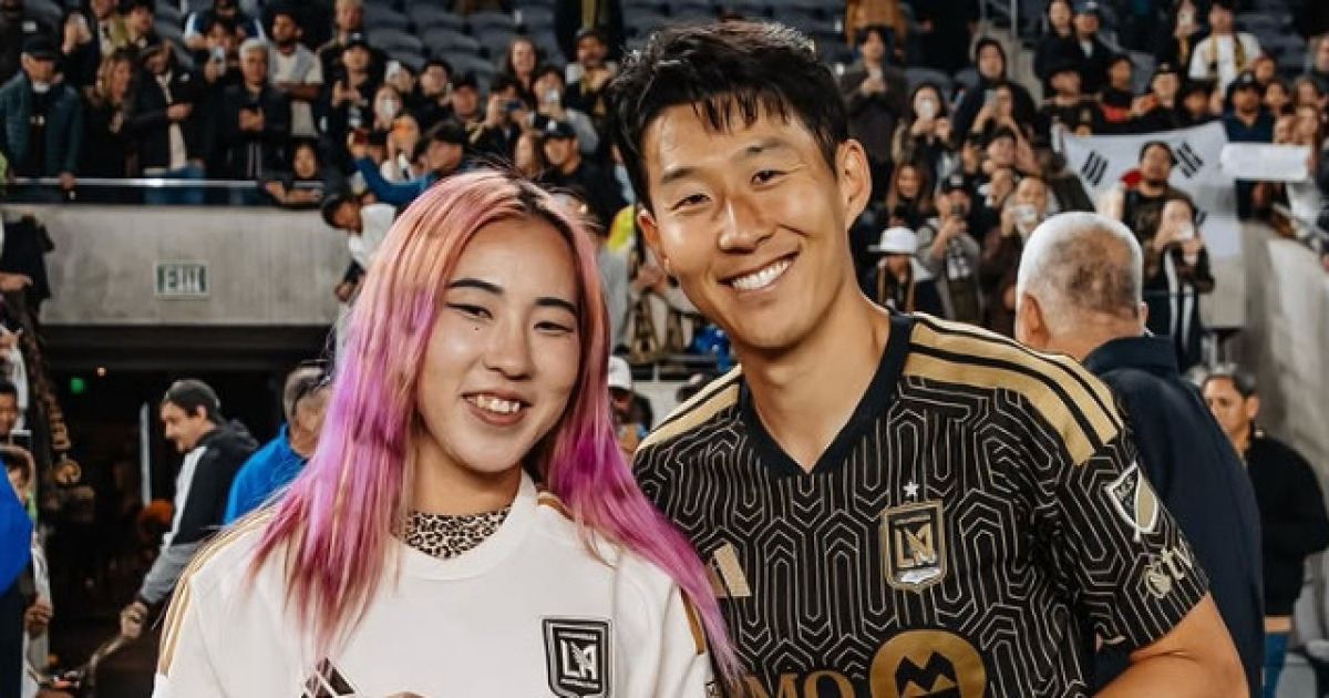 "손흥민은 못 참지" 日 축구계 레이디 가가, 사심 가득 '투샷' 공개... 파격 '핑크 표범 머리' 눈길