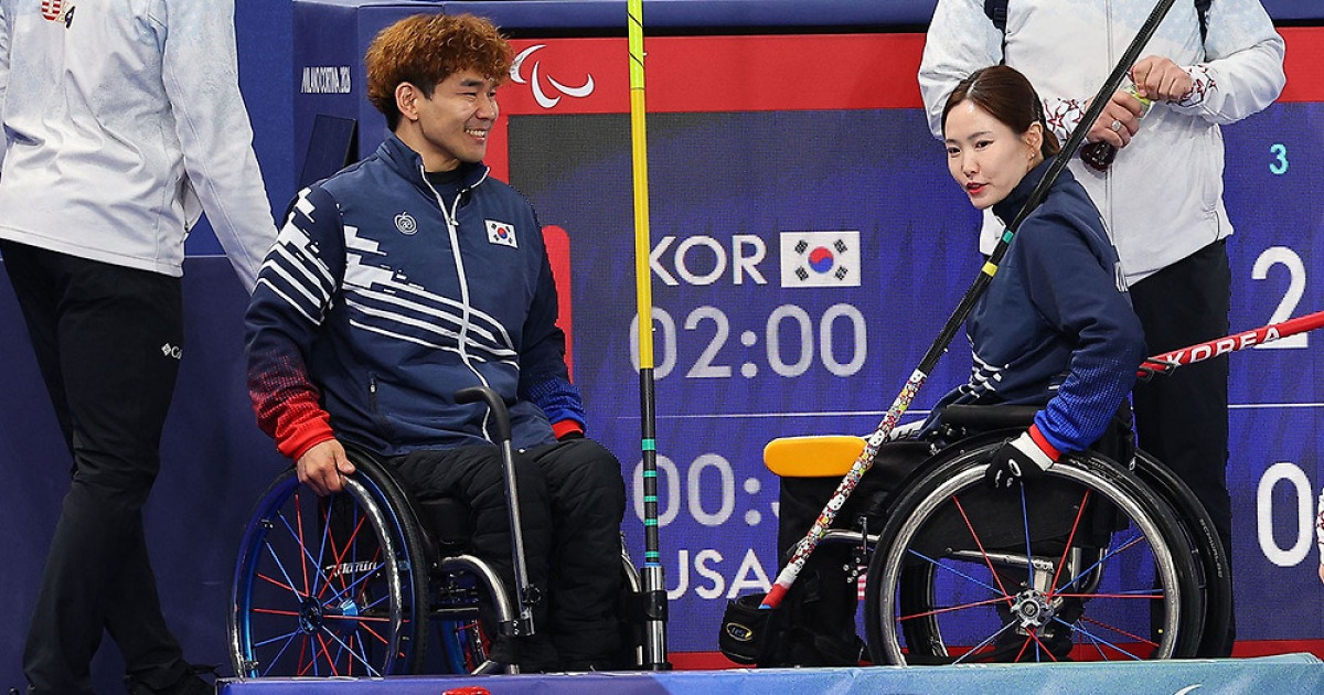 휠체어컬링 믹스더블 백혜진-이용석, 은메달 확보