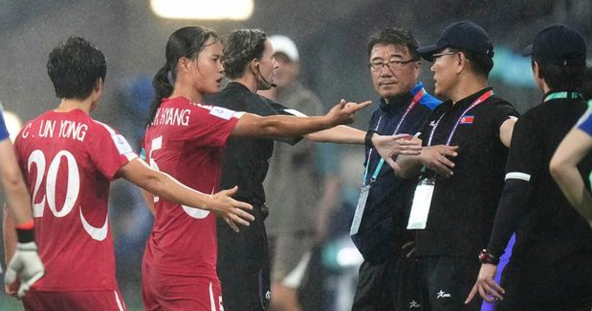 北 축구 역대급 추태 '판정 불만→경기 보이콧' 사태, 팔꿈치 가격+살인태클까지... "스포츠 정신 위배" 분노 폭발