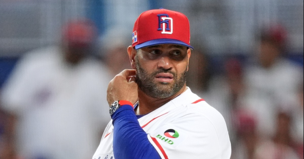 '한국 8강 상대 유력' 도미니카 감독, 공 찢을 듯한 괴력 스윙…미국서 화제 [WBC]