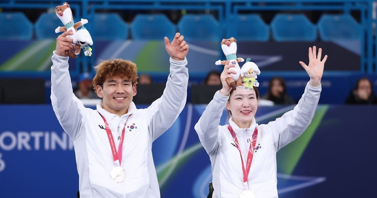 ‘남매 케미’ 백혜진-이용석 은메달…휠체어컬링 16년 만의 쾌거