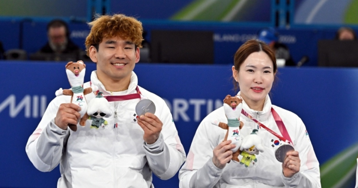 ‘남매 케미’ 백혜진-이용석 16년 만의 컬링 은메달