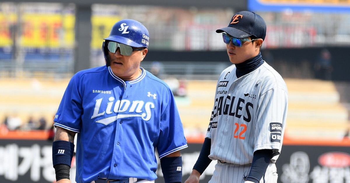 "악!" 비명과 함께 주저앉은 최형우...10년 만에 복귀 첫 타석, 왕옌청 사구에 '아찔'