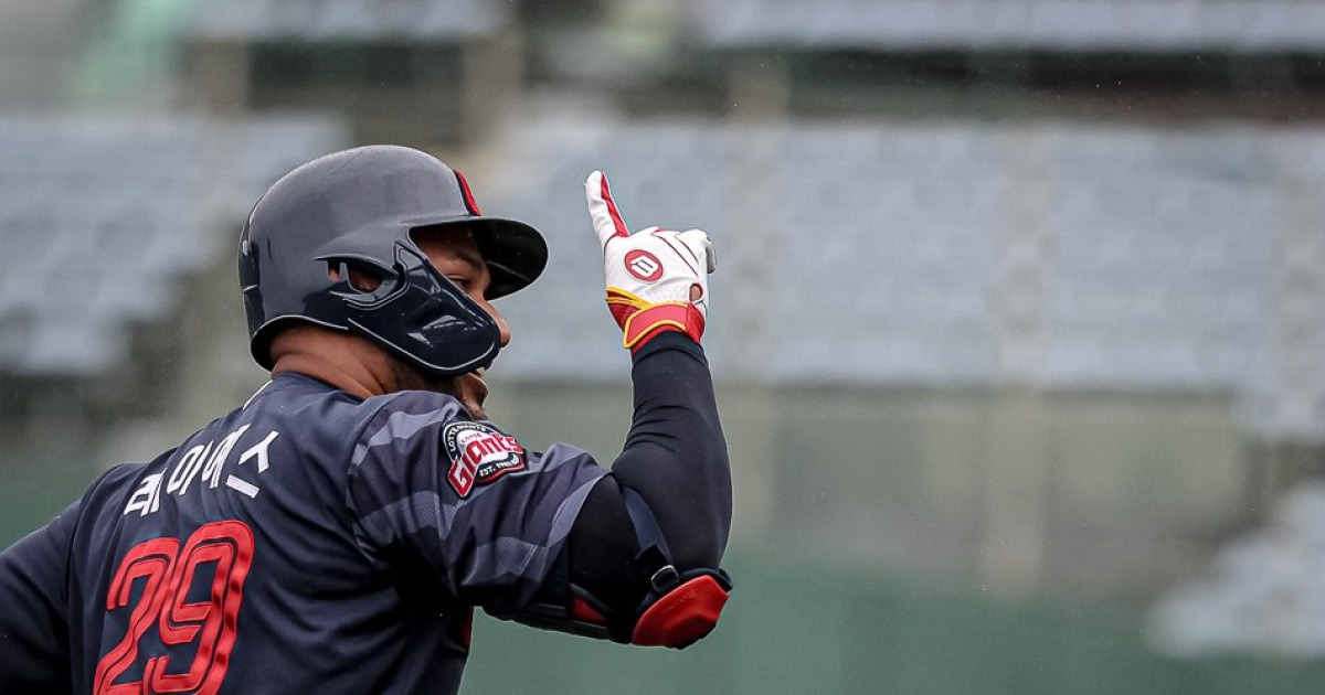 ‘도박장 스캔들’ 여파도 무시할 수 없다… 김태형 감독, ‘안타왕’ 레이예스를 테이블세터로