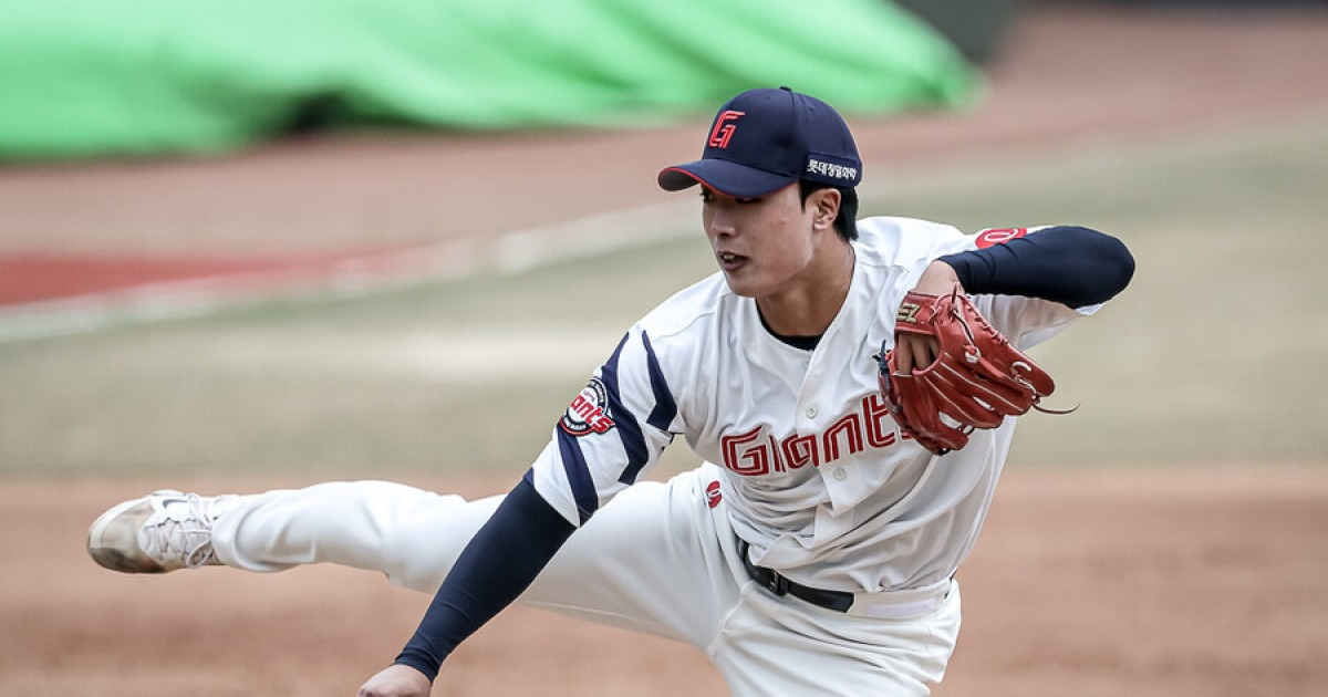 명장이 칭찬만 했던 이유가 있었네…롯데 152km 대졸 유망주,  벌써 개막 엔트리가 보인다