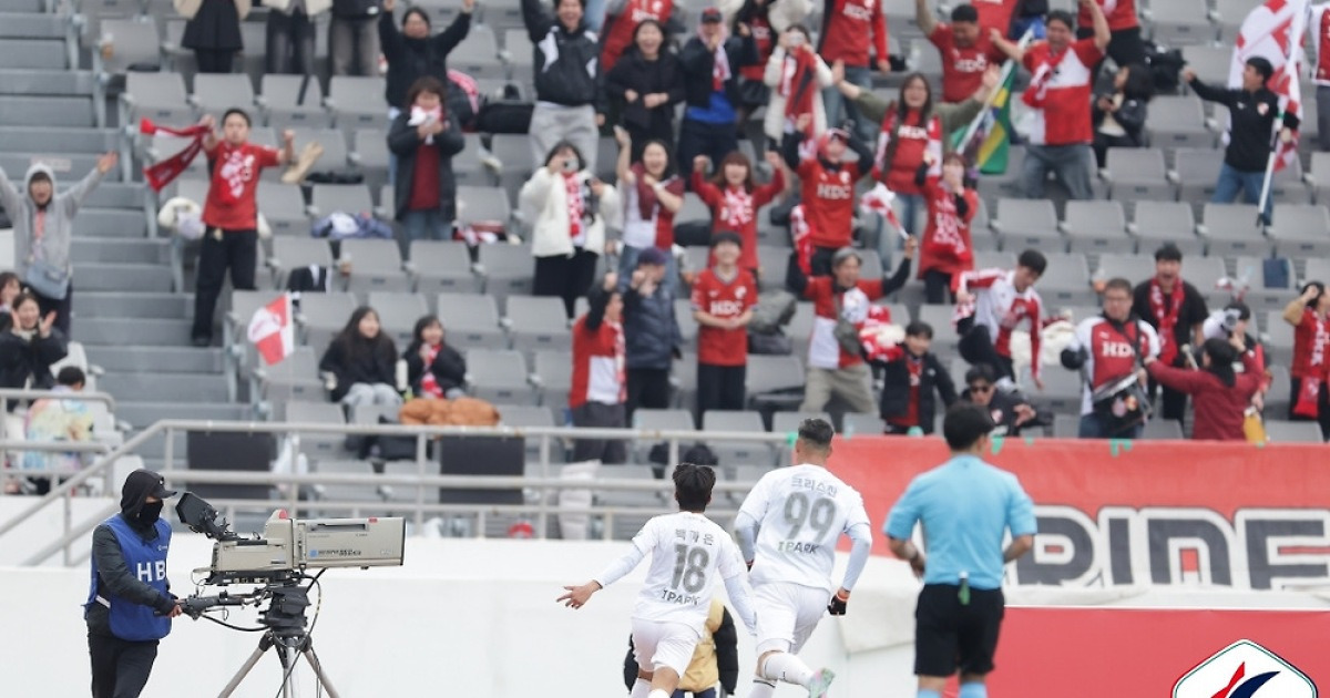 [GOAL 현장] 목동서 펼쳐진 대역전극…'김민혁·김찬·백가온 연속골' 부산, 서울 이랜드에 3-2 승리
