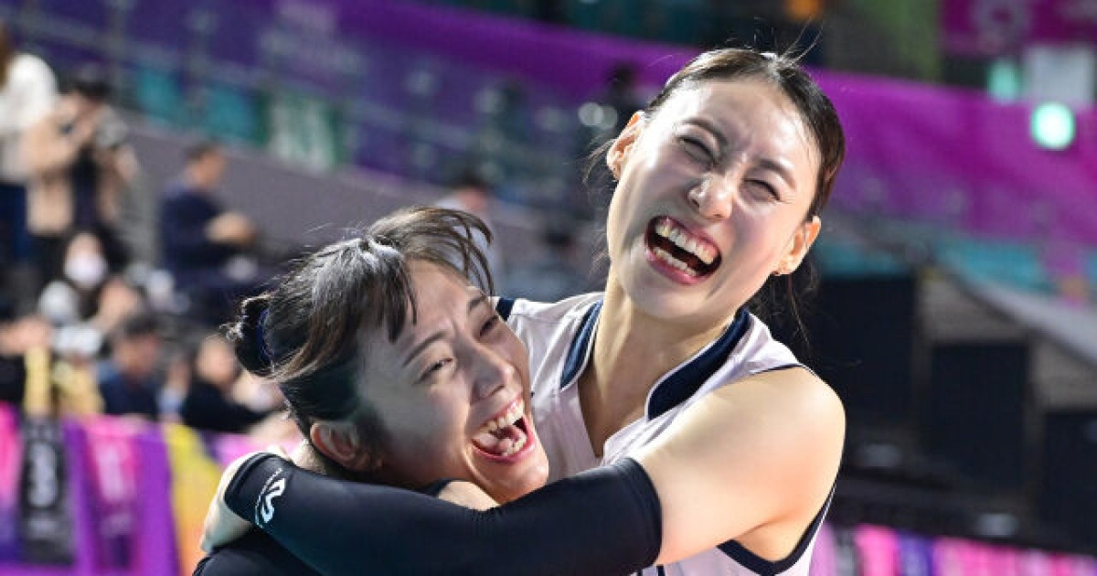 "고맙다, 잘 버텨줘서" 10년의 세월을 안다, 정규리그 1위 확정 순간 배유나·문정원의 '눈물 젖은 포옹' [유진형의 현장 1mm]