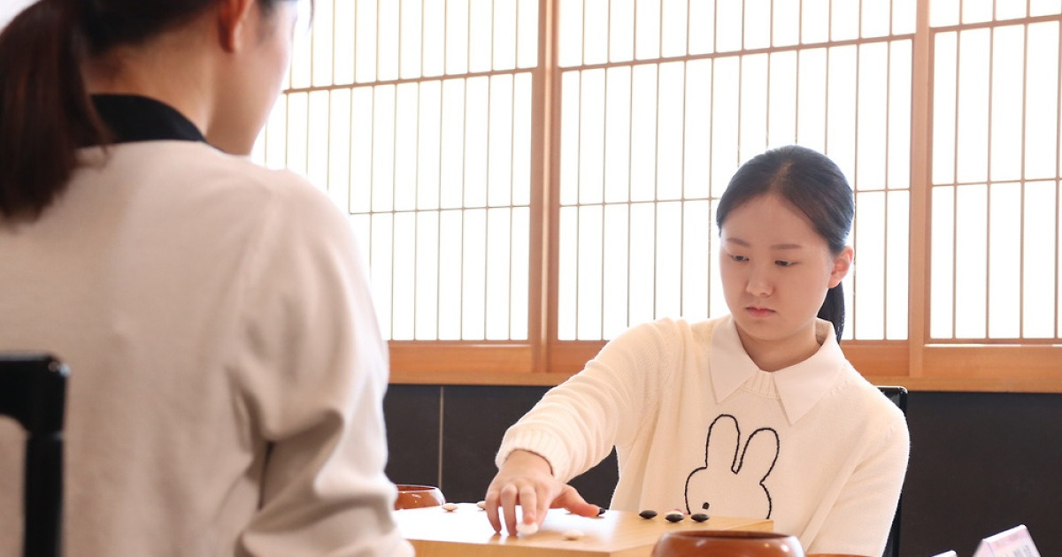 '19세 바둑소녀' 김은지, 일본 센코컵 첫 우승…누적 상금 10억원