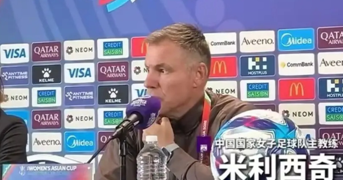 한국은 6-0 잔치 벌였는데…중국은 이겨도 초상집 분위기, 4강 진출에도 ‘감독 분노 폭발’