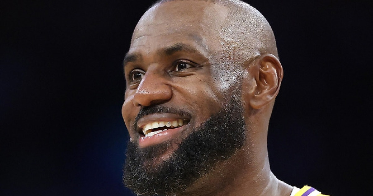 "르브론 제임스, 1시즌 더 뛴다!" 현 시점, 르브론 현역 연장 가능성 농후. 美 매체 "LA 레이커스, PO 성공여부에 르브론 잔류 달렸다"