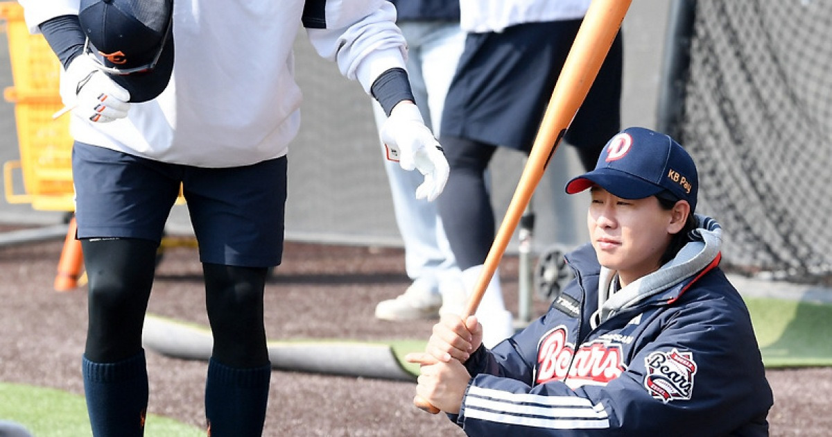 '배트 뺏더니 타격폼 흉내'...심우준 만난 박찬호, 95즈 절친 케미 [대전 현장]