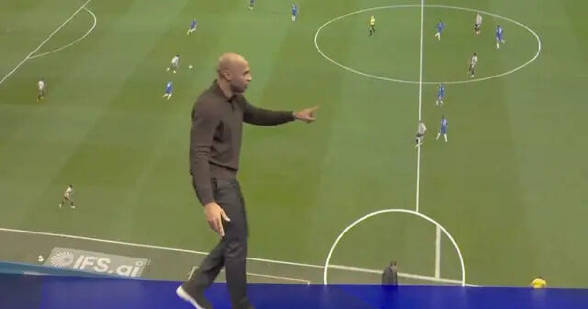 "무슨 일이 일어나고 있는지조차 보지 않고 있다"…맨유 출신 공격수 수비 실수에 등 돌린 첼시 감독, '킹 앙리'의 비난