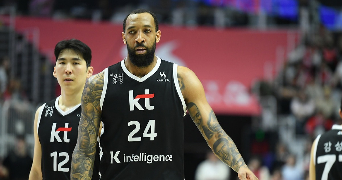 새 외인 못 뛰는 KT…문경은 감독 “DB전은 데릭 홀로 뛰어야”