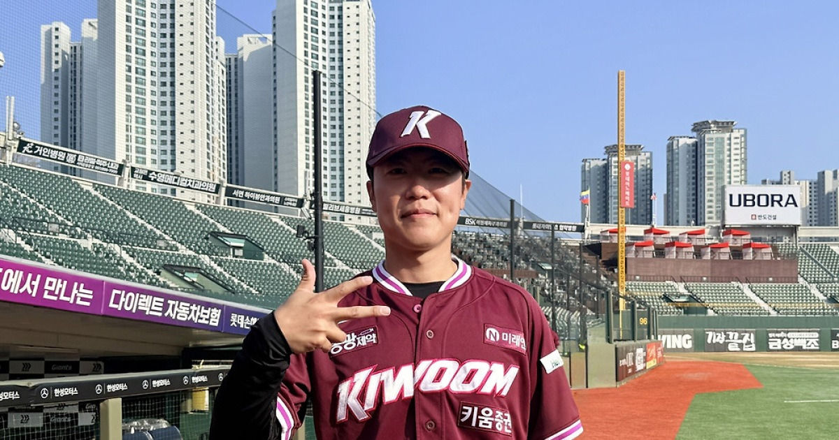 13년 정든 롯데 떠나고, 처음 찾은 사직 마운드서 고개 '꾸벅'→팬들 박수로 화답! "이상한 기분이지만, 언젠간 등판했어야 해" [부산 현장]