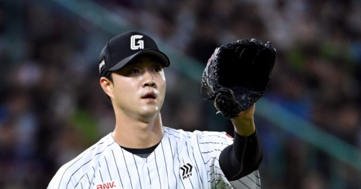 김태형 감독이 불러 얘기했다 "160km 한국에서 제일 좋은 공 가졌잖아" 윤성빈, 결국 멘탈이다 [부산 현장]