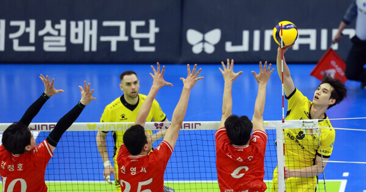 공격하는 임성진...블로킹 1개-서브에이스1개