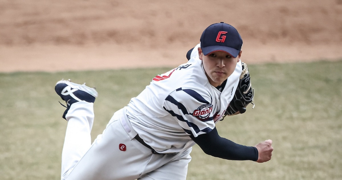 왜 이런 유망주가 10R 지명 받았나...롯데 지고도 웃었다, 김태균이라는 보물 등장에 [부산 현장]