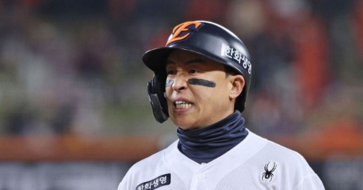 "시환이가 무슨 고생을 했어?", "유니폼 벗어라"...손아섭 '팩폭 잔소리'에 노시환 '머쓱'?