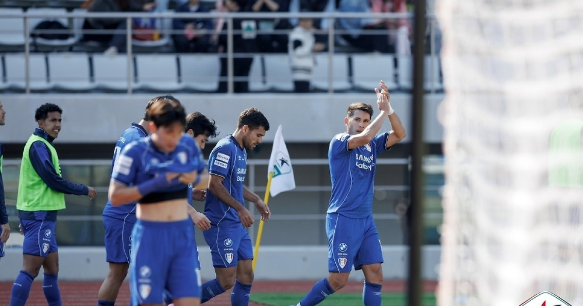 수원, 김해 원정서 3-0 완승…창단 첫 개막 4연승 신바