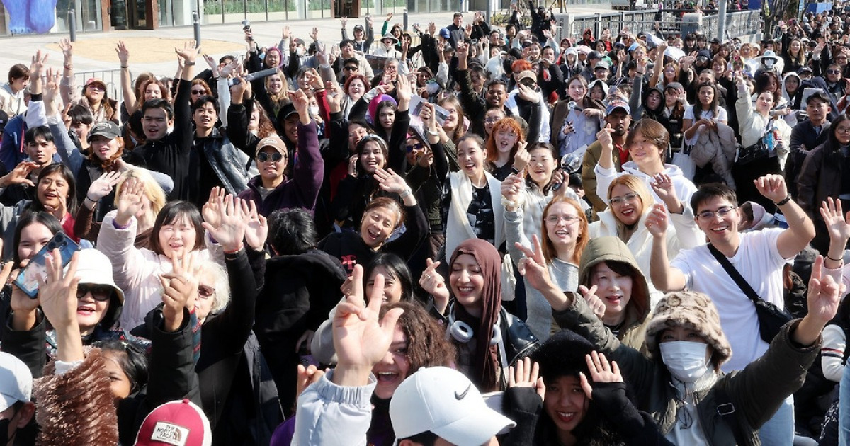 BTS 공연을 기다리는 광화문 팬들