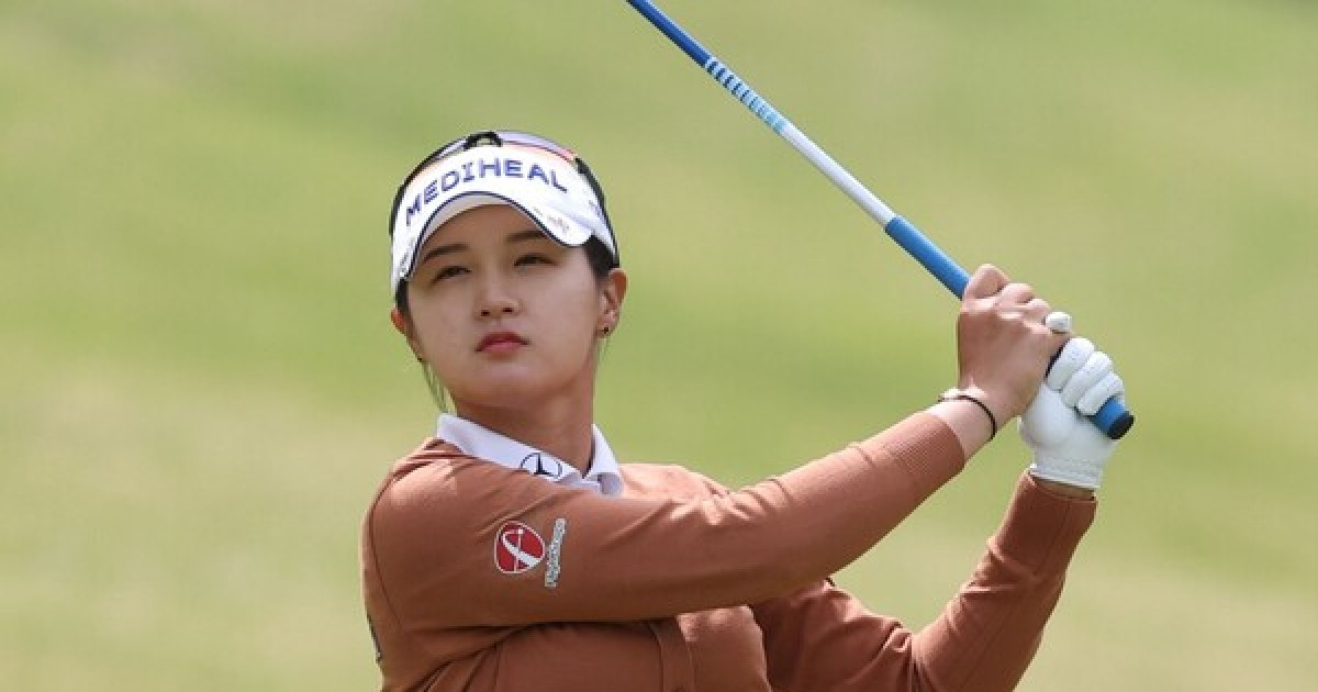 日최강자와 맞붙은 박현경, 2R 공동 4위로 '우승 경쟁' [JLPGA]