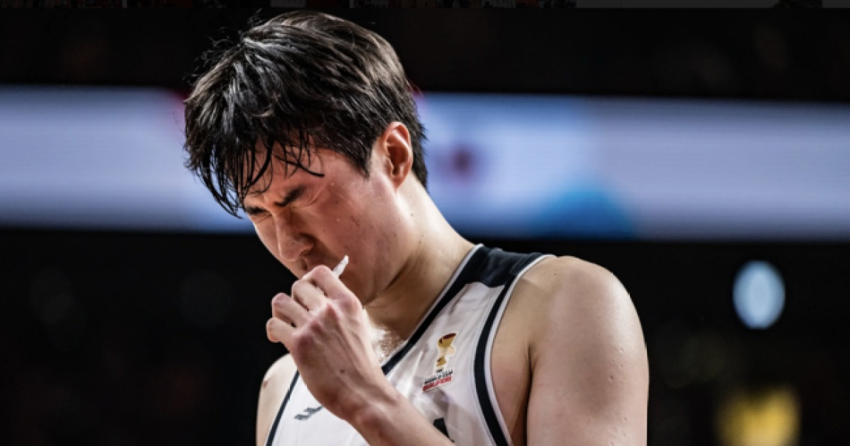 202cm 이현중은 왜 국가대표 소집에서 이코노미 좌석에 몸을 구겨 넣었을까? [서정환의 사자후]