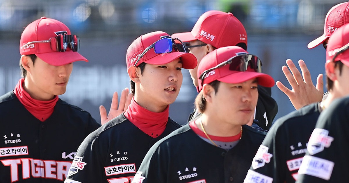 "다 보여주네요" 롯데 출신 레전드도 극찬…KIA 초대형 트레이드 주인공, '2만 관중' 앞에서 맹활약 [잠실 현장]