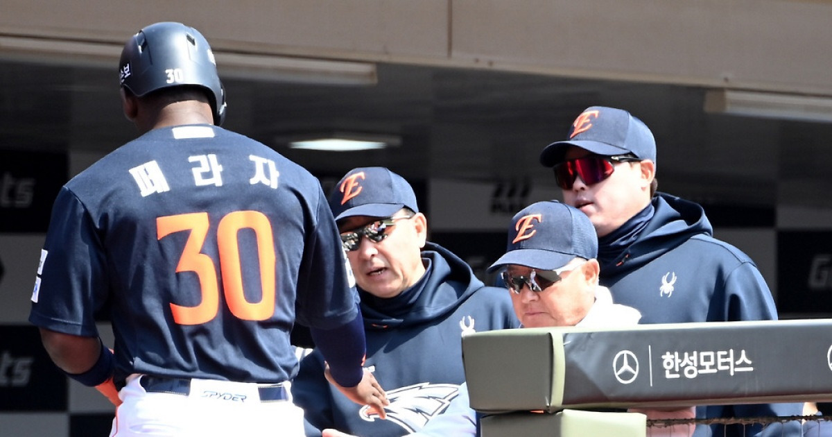 '한화 심장이 덜컹' 페라자 긴급 교체 요청 → 대주자 투입[부산 현장]