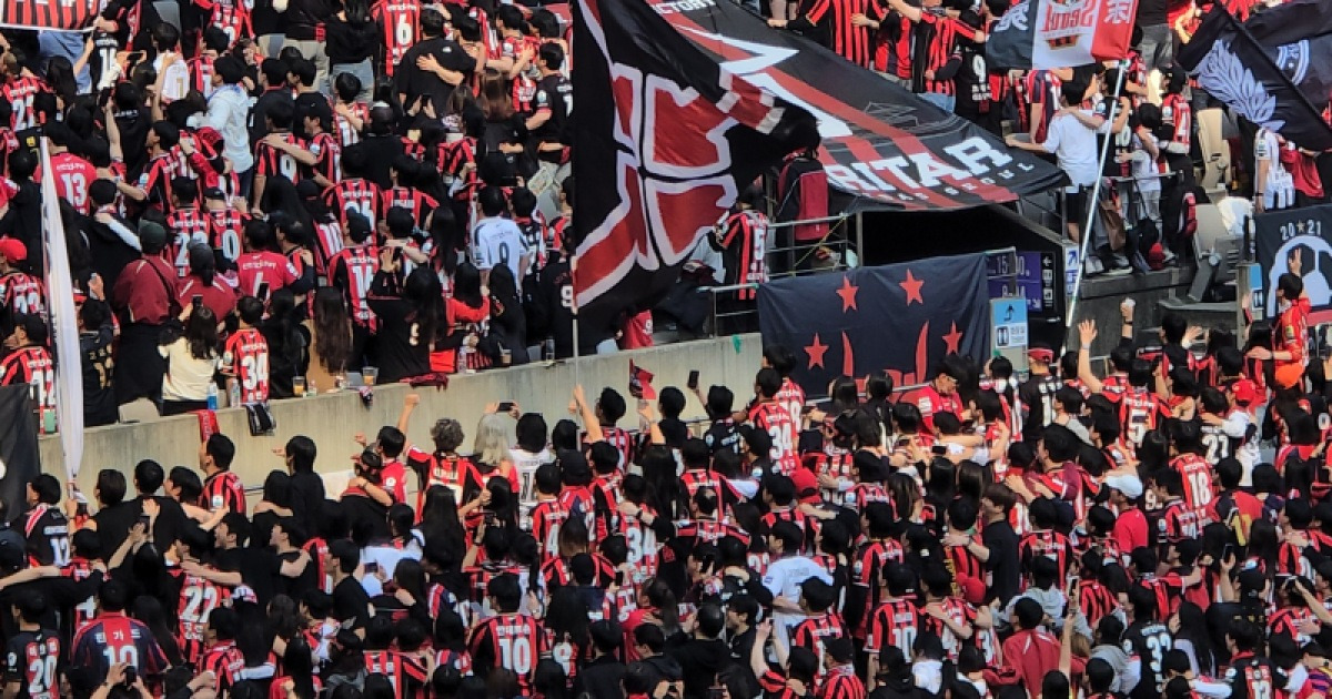 서울 팬들, 5-0 역사적 대승에 세 번이나 등을 돌렸다! 이례적 세 차례 포즈난 응원에 상암벌은 축제의 장 [IS상암]