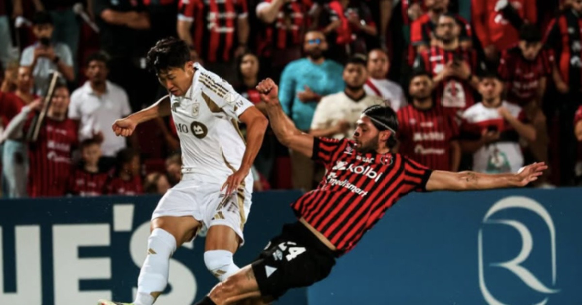 ‘우리 캡틴 쏘니 월드컵 못 갈뻔’ 살라자르 살인태클에 손흥민, 겨우 큰 부상 피했다